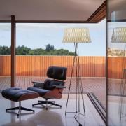 LZF Lola trebenet gulvlampe, sort/elfenben