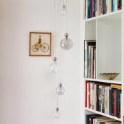 EBB & FLOW Uva M Hængelampe, kugle sølv røggrå