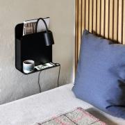 Roomi væglampe med hylde og USB, sort