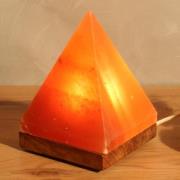 Pyramide saltlampe med sokkel, ravgul