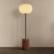 Audo JWDA gulvlampe, rød travertin, højde 150 cm, dæmpbar