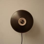 Audo TR Reverse LED-væglampe, stik, sand/bronze, sten