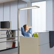 LED-gulvlampe til kontor MAULsenja, sølvfarvet, sensor, 196 cm