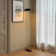 Dyberg Larsen Gulvlampe Arch, sort/messing, 143 cm