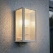 Lindby udendørs væglampe Peldar, grå/riflet, 26 cm, sensor