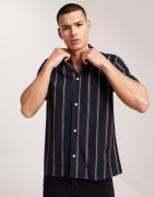 Les Deux Lawson Stripe SS Shirt Stribede skjorter Dark Navy