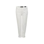 Moderne hvid jeans med lav talje og skræddersyet bælte