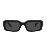 Rektangulære solbriller med sort stel og mørkegrå linser