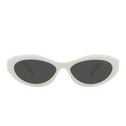 Solbriller med uregelmæssig form, hvid ramme og mørkegrå linser