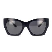 Solbriller med uregelmæssig form, mørkegrå linser og sort stel