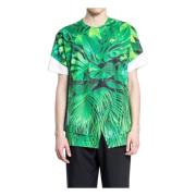 Grafisk Print T-shirt med Asymmetrisk Hem