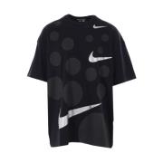 Sort T-shirt med prikker og Swoosh-logo