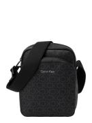 Calvin Klein Skuldertaske 'Must'  antracit / sort