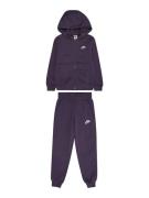 Nike Sportswear Joggingdragt 'Club Fleece'  brombær / hvid