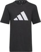 adidas Future Icons 3ipes Logo T-shirt 128 - T-shirts Bomuld hos Magas...