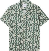 Les Deux Ornament AOP SS Shirt Mand Ivory/vintage Green Kortærmede Skj...