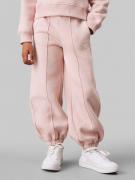 Calvin Klein CK Logo Fleece Jogger Str 8 - Peach Whip Bukser hos Magas...