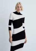 MANGO Dress. - Wavy Kvinde Black Midi Kjoler Str L - hos Magasin