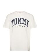 Tjm Reg Arch Varsity Tee Ext Tops T-Kortærmet Skjorte Cream Tommy Jean...