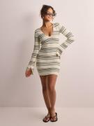 Nelly - Korte kjoler - Stribet - Easy Long Sleeve Knit Dress - Kjoler