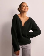 Nelly - Sort - Shaped Neck Knit Sweater