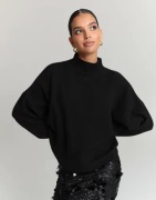 Nelly - Sort - Sleeve Focus Polo Knit Sweater