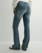 Nelly - Blå - Super Low Waist Bootcut Jeans