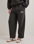 New Balance - Sort - Trackside Fleece Barrel Pant