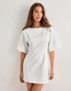 Nelly - Hvid - Shaped Short Sleeve Dress