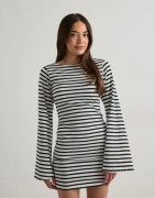 Nelly - Ternet/Stribet - Stripe Wide Sleeve Dress