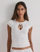 Nelly - Hvid - Soft Keyhole Tie Tee